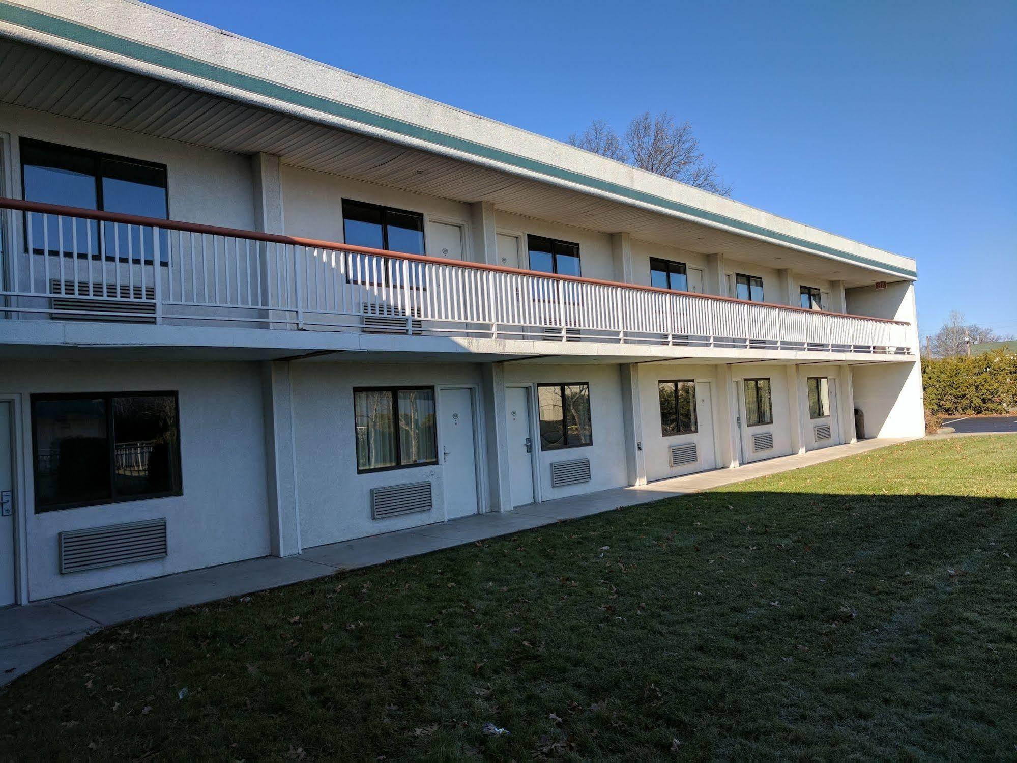 אליריה Sprucewood Inn מראה חיצוני תמונה