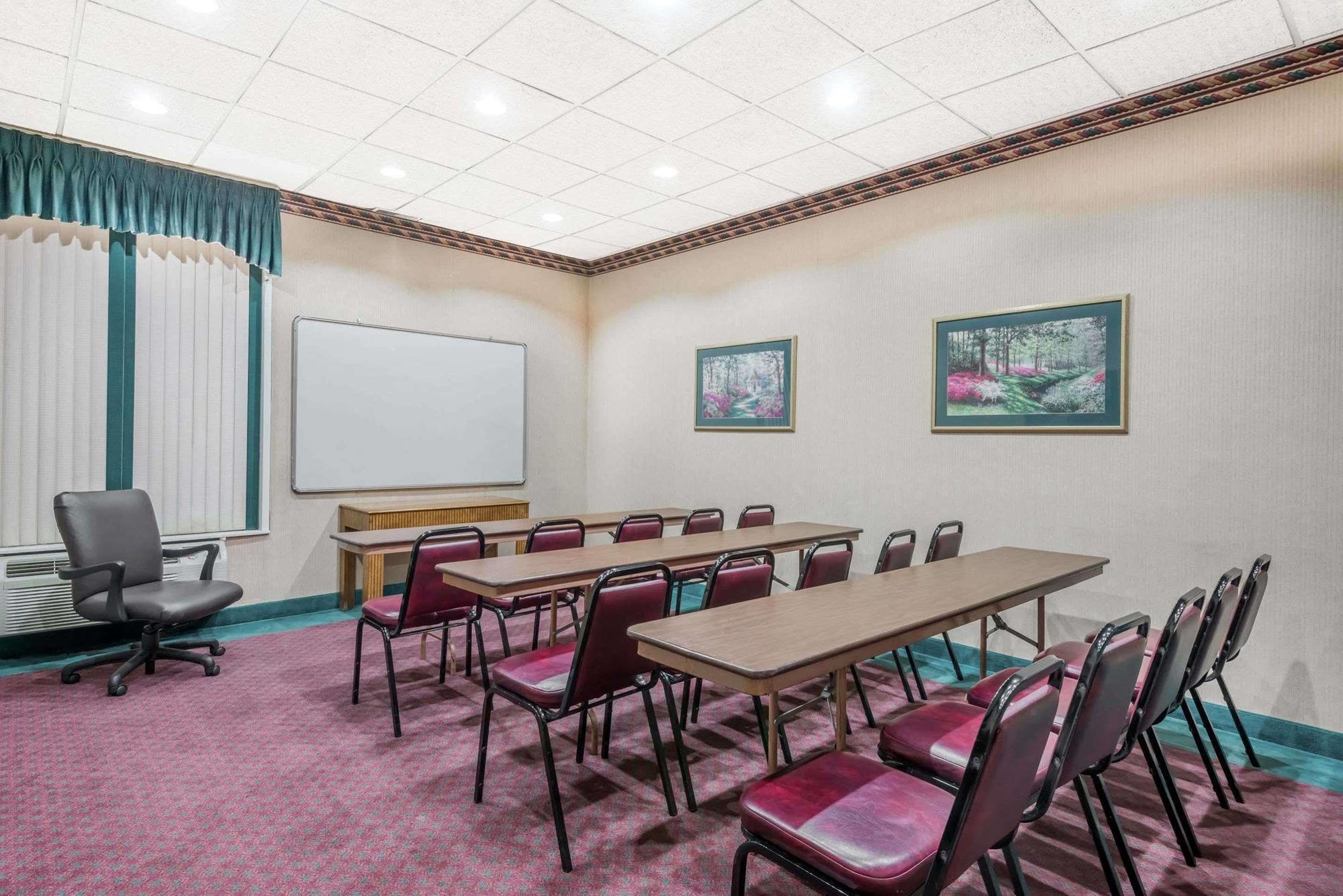 אליריה Sprucewood Inn מראה חיצוני תמונה